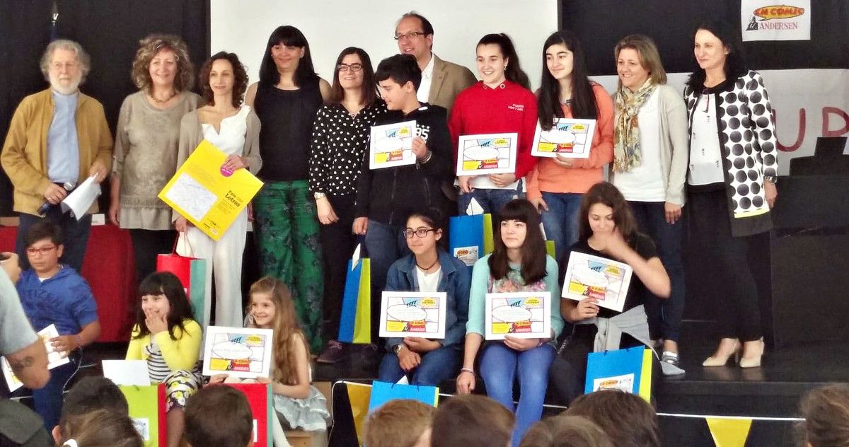 Mara Freire y Sandra Paola Lozano, de A Xunqueira, junto a otros ganadores del Premio Andersen