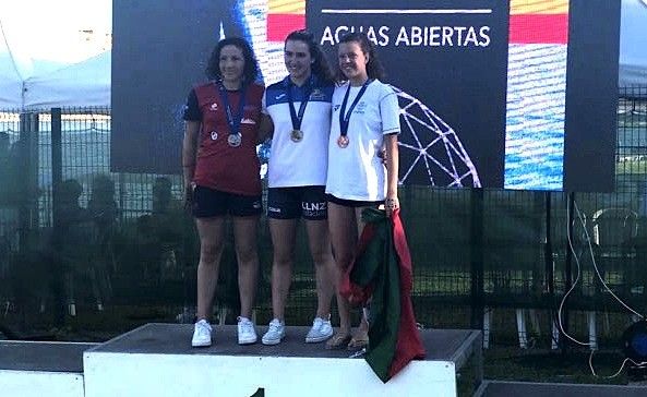 Carla Goyanes (esquerda) no podio do Campionato de España de Augas Abertas