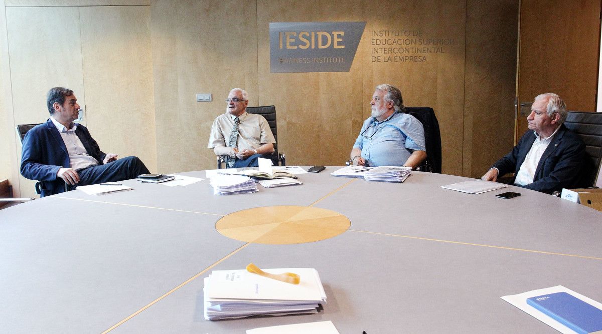 Gervasio Posadas, Víctor Freixanes, Alfredo Conde y Carlos Valle, jurado de los Premios Julio Camba y Fernández del Riego