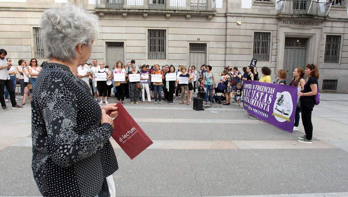 Concentración contra la violencia machista ante la Audiencia tras el crimen de Porriño