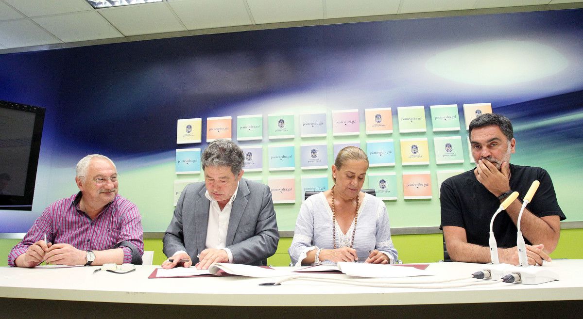 Sinatura do convenio entre o Concello e a Deputación para o centro social do Burgo