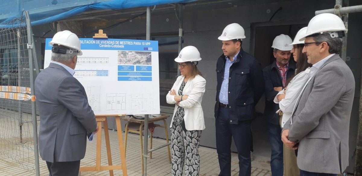 Ethel Vázquez visita la rehabilitación de las casas de los maestros en Cerdedo-Cotobade