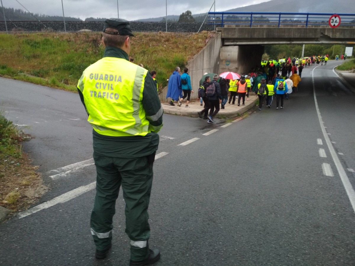 Un guardia civil vigila a los peregrinos en la zona de Alba