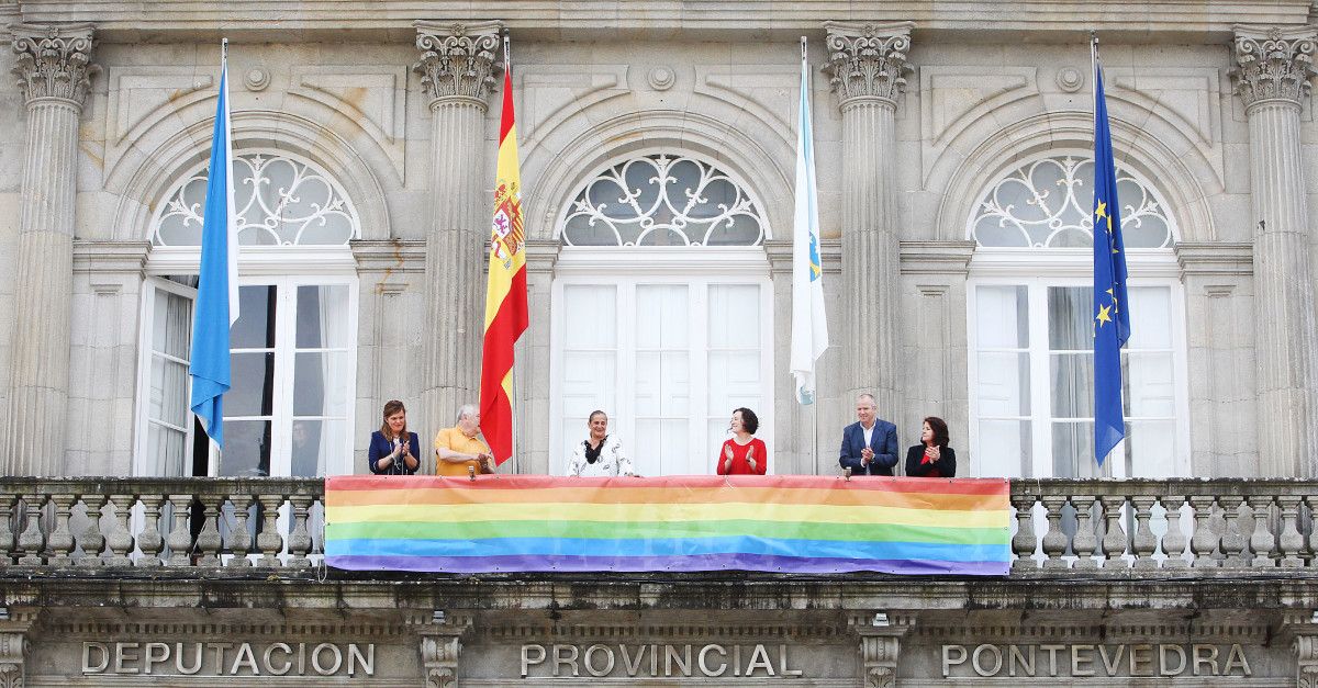 Bandeira arcoiris colocada no balcón do Pazo Provincial con motivo do Orgullo LGTBI