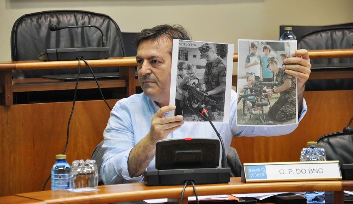 Luis Bará, con las fotos de la Escuela Naval que mostró en el Parlamento