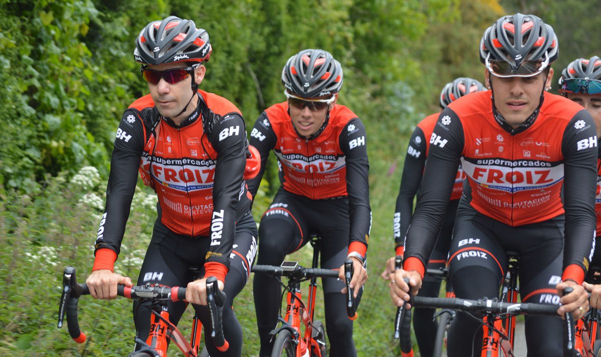 Ciclistas do Super Froiz nun adestramento