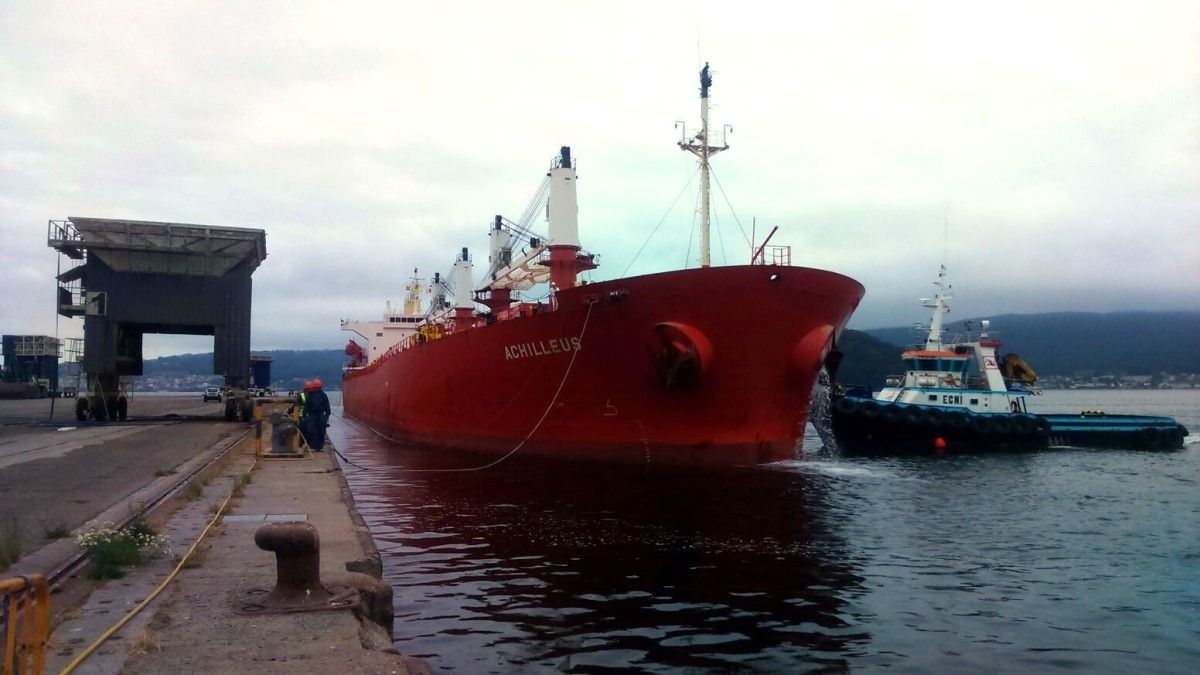 O buque Achilleus descarga no Porto de Marín