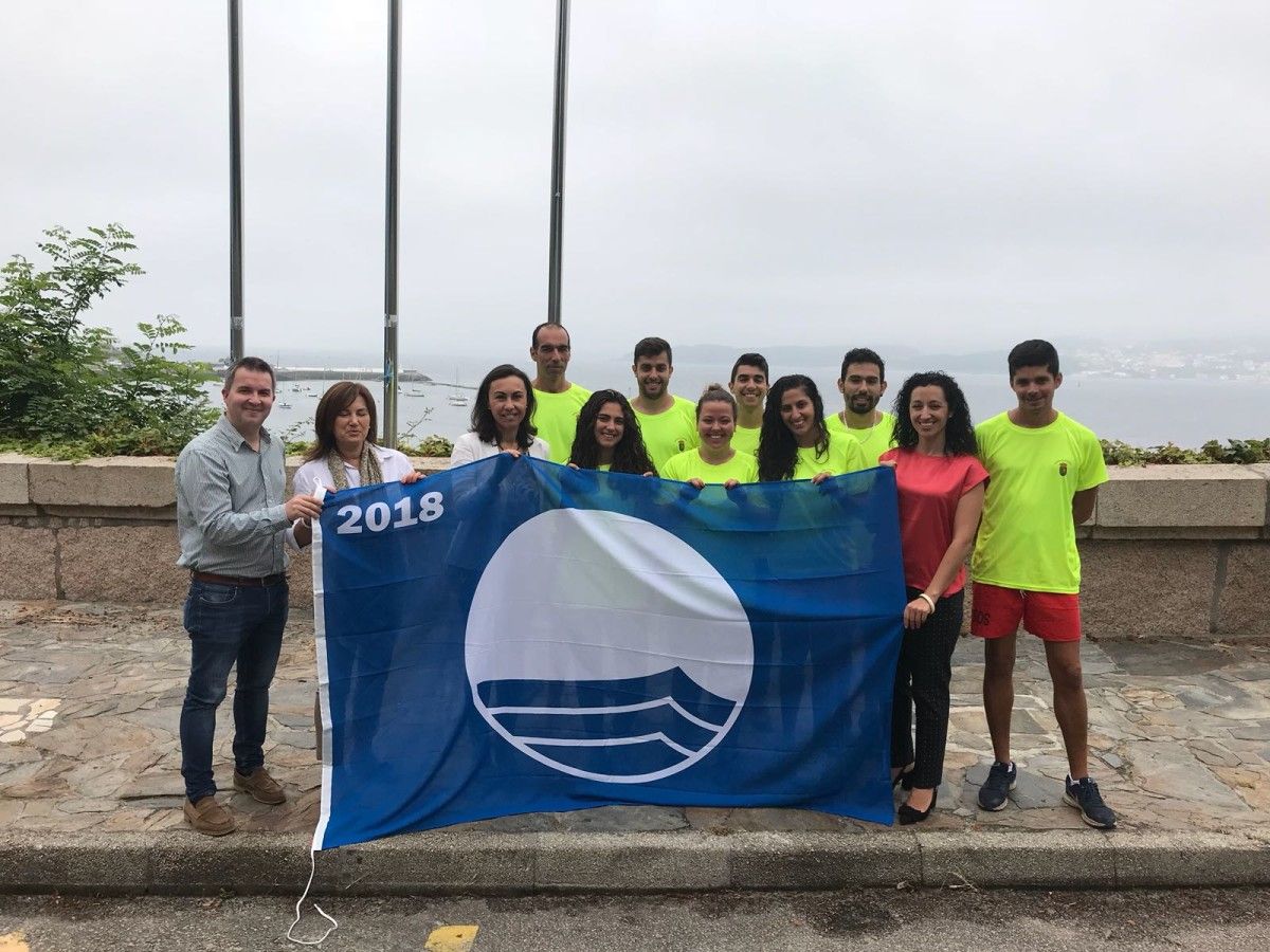 Izado da bandeira azul en Aguete (arquivo)