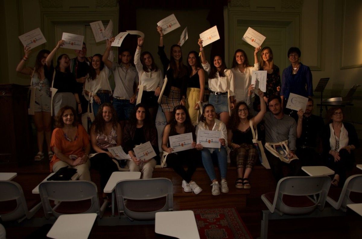 Alumnos participantes del proyecto con sus respectivos diplomas acreditativos