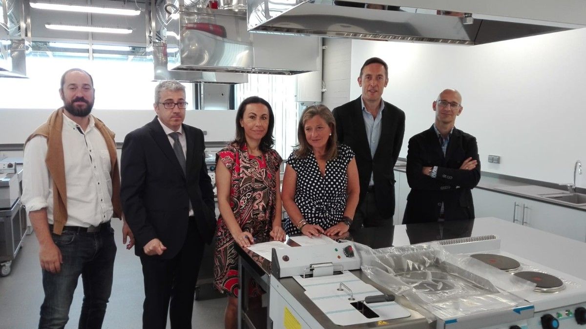 María Ramallo e Teresa Pedrosa no local do viveiro de empresas de Marín