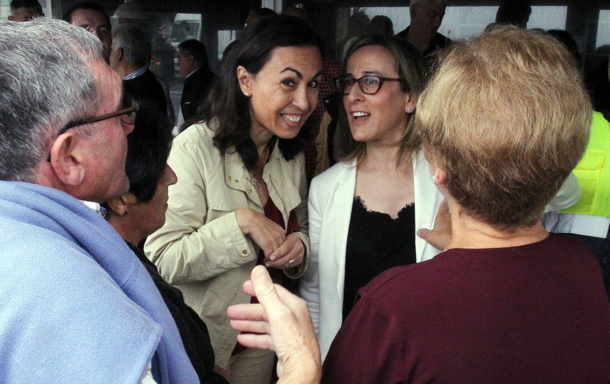 Ethel Vázquez con los vecinos afectados por el proyecto de senda entre Vilaseca y Lapamán