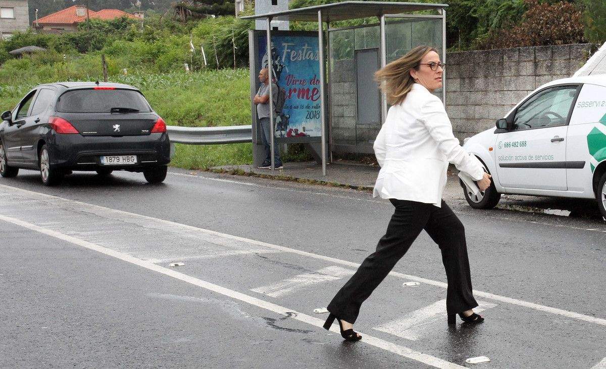 A conselleira Ethel Vázquez cruzando a estrada