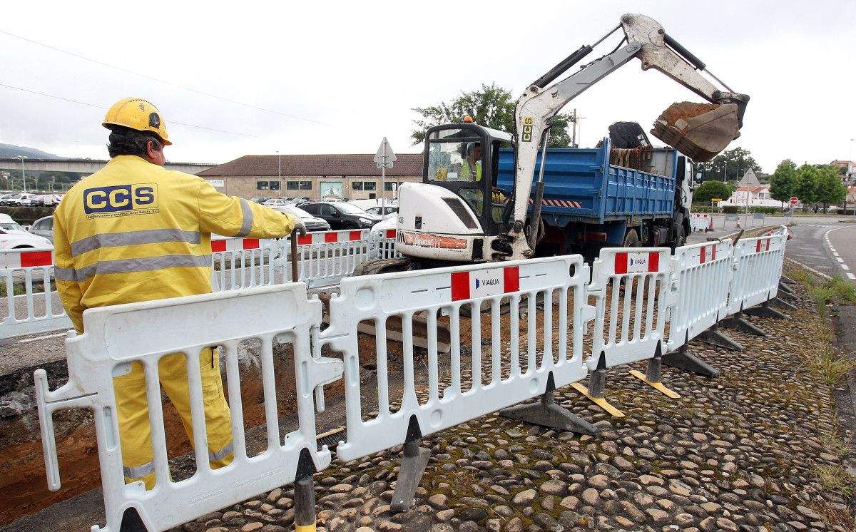 Obras de reparación da avaría de auga na subministración a Marín