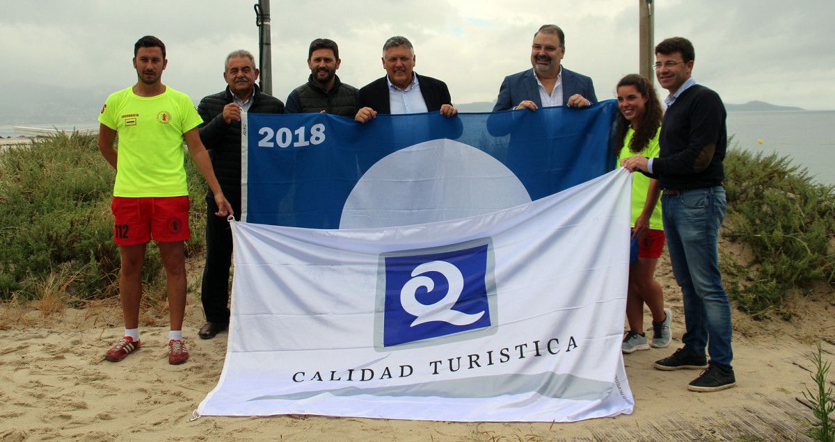 Izado da bandeira azul e a "Q" de calidade en Sanxenxo