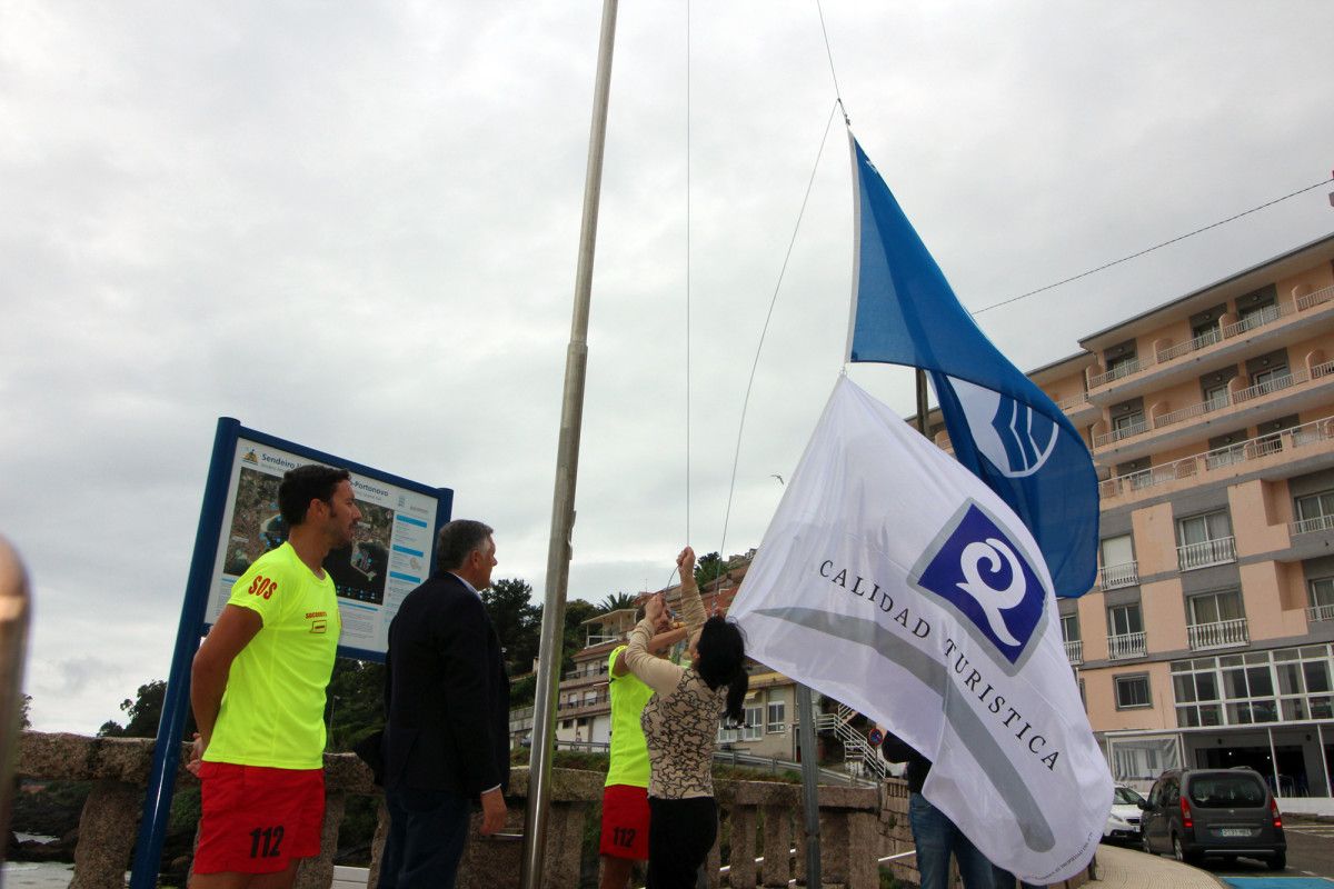 Izado de la bandera azul y la "Q" de calidad en Sanxenxo