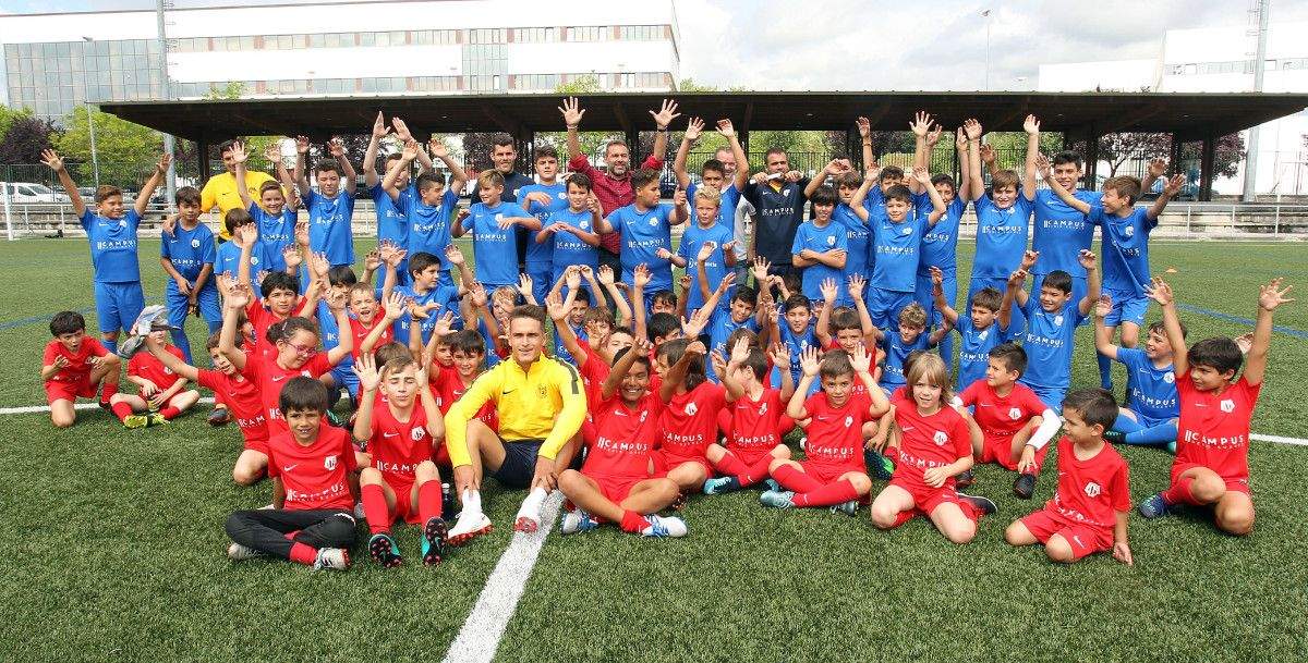 Denis Suárez visita el campus de fútbol que lleva su nombre en Pontevedra