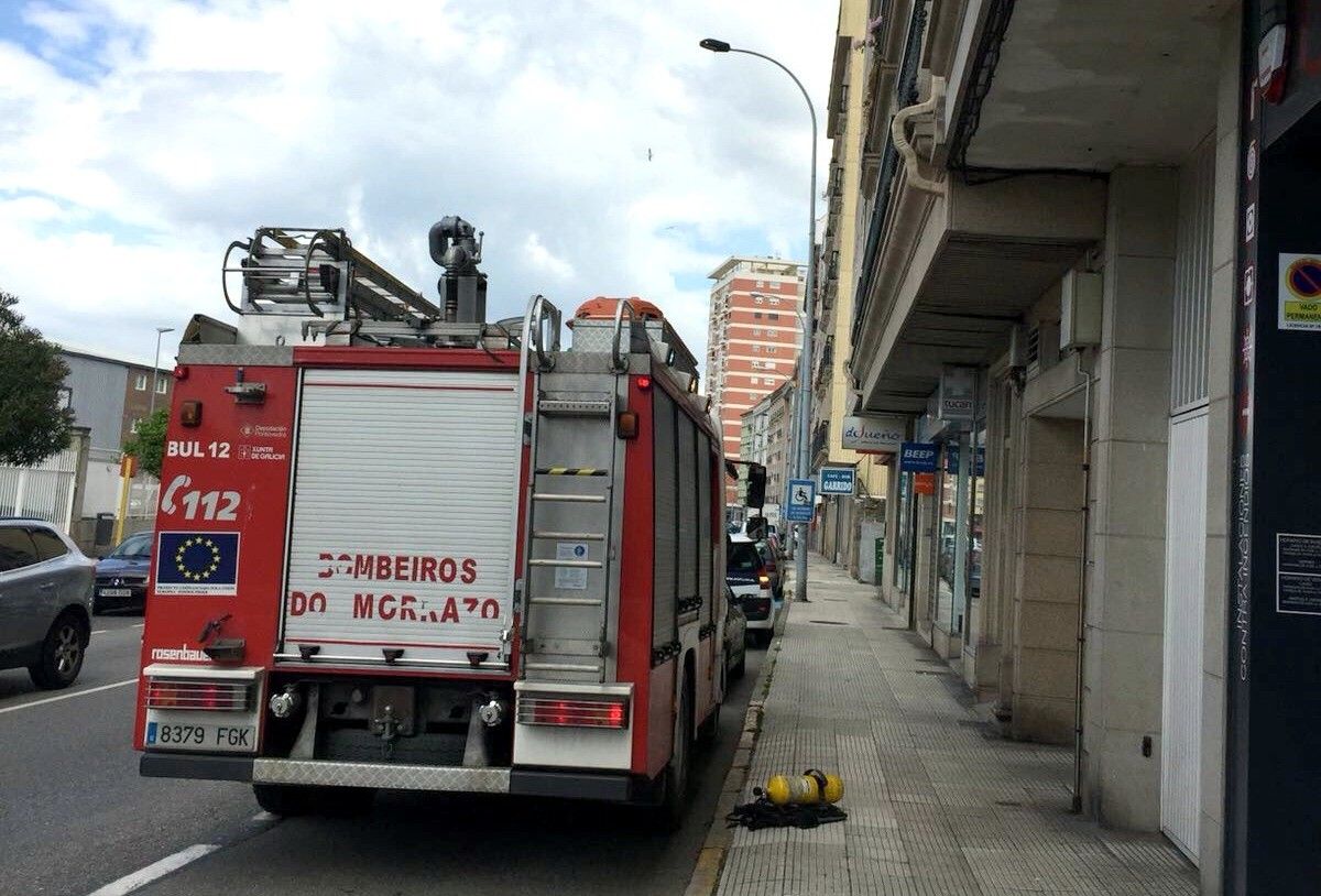 Los Bomberos de O Morrazo intervienen en el incendio en una cocina en Marín (ARCHIVO)