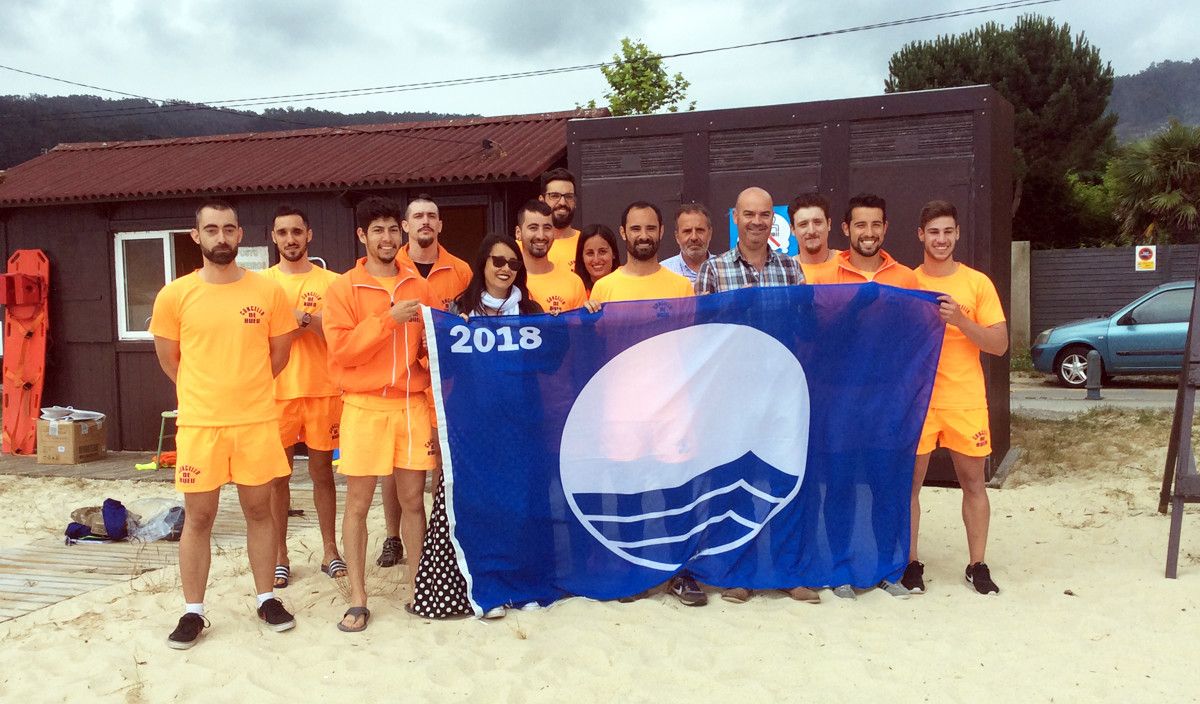 Izado da bandeira azul na praia de Portomaior