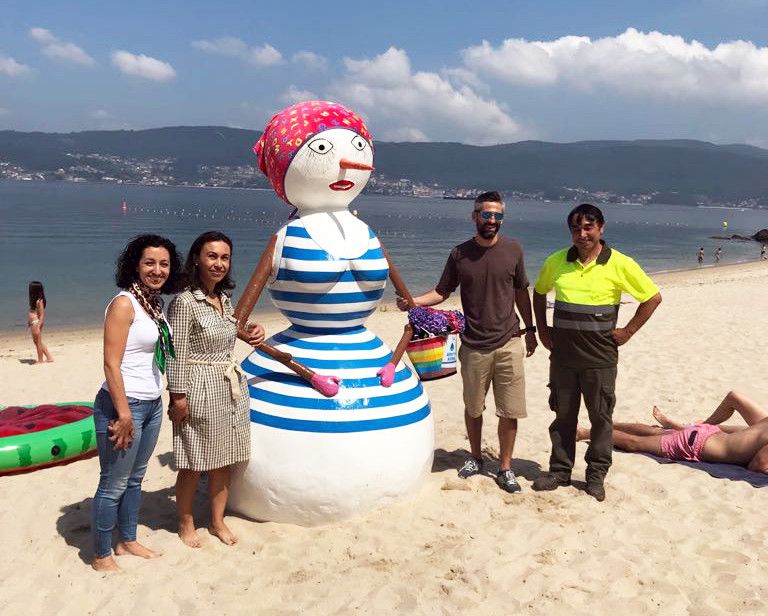 Unha boneca de neve nas praias de Marín