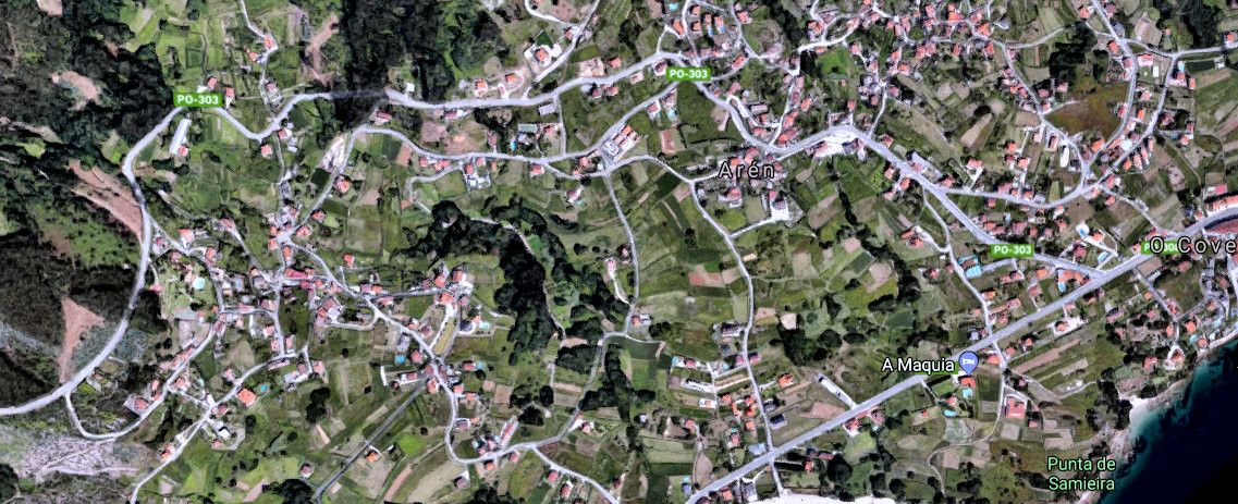 A estrada PO-303 ao seu paso por Raxó, Poio