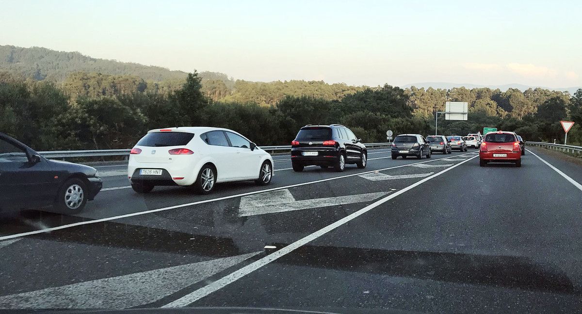 Atasco na vía rápida do Salnés