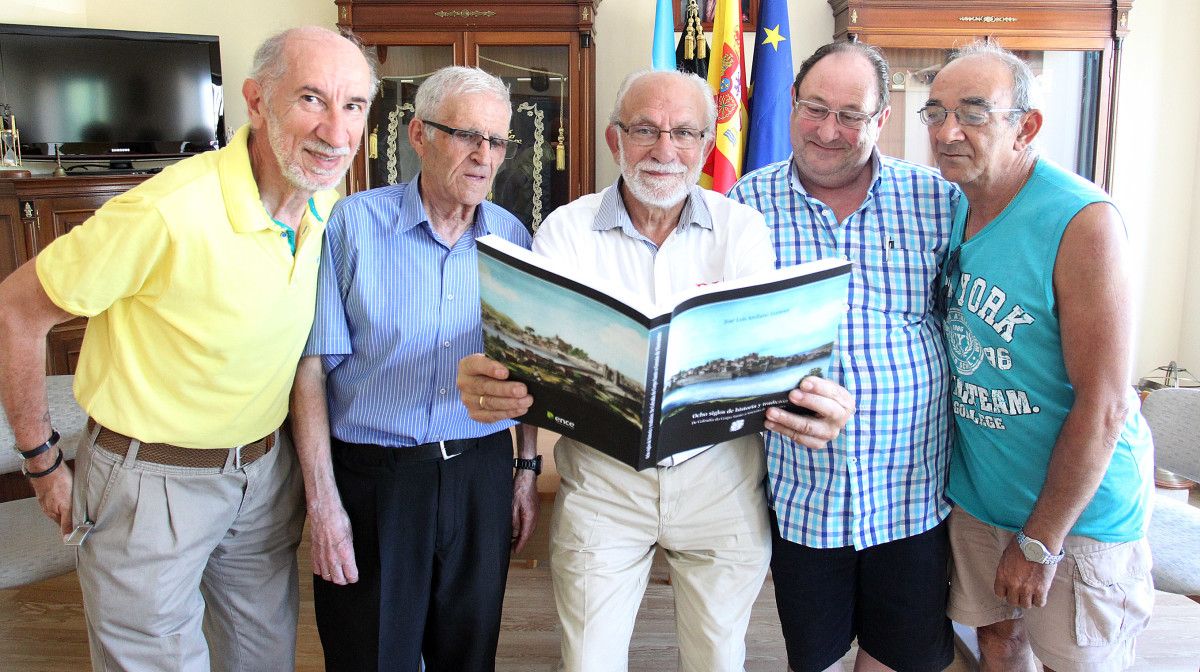 Junta directiva del Gremio de Mareantes de Pontevedra posando con el libro editado gracias al Plan Social Junta directiva del Gremio de Mareantes de Pontevedra posando con el libro editado gracias al Plan Social