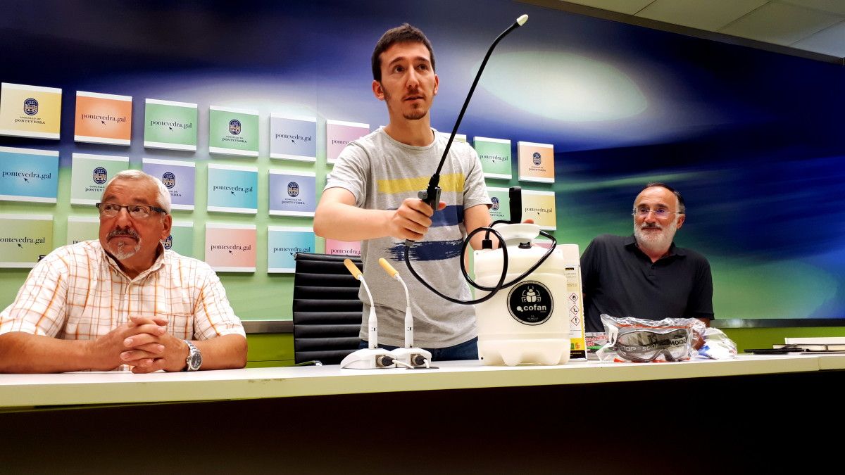 El concejal Alberto Oubiña con un sulfatador acompañado por Jesús Barros y José María Domínguez, apicultores de Marcón y Campañó El concejal Alberto Oubiña con un sulfatador acompañado por Jesús Barros y José María Domínguez, apicultores de Marcón y Campañó