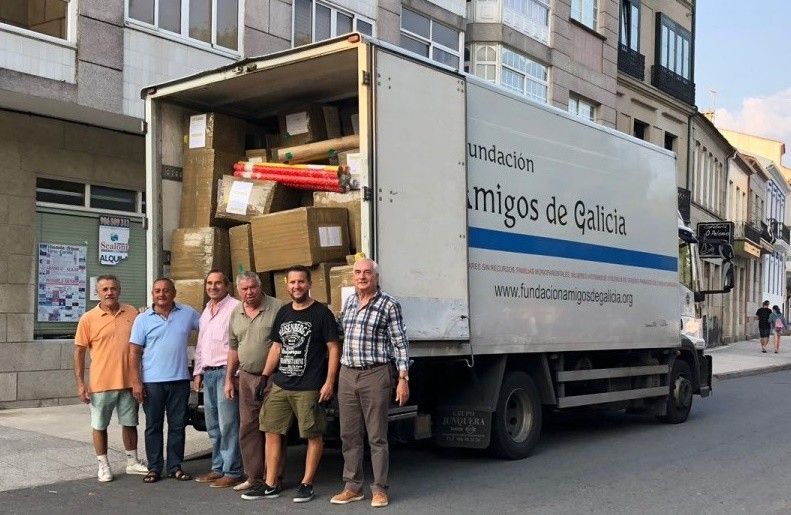 Camión solidario con alimentos e produtos básicos