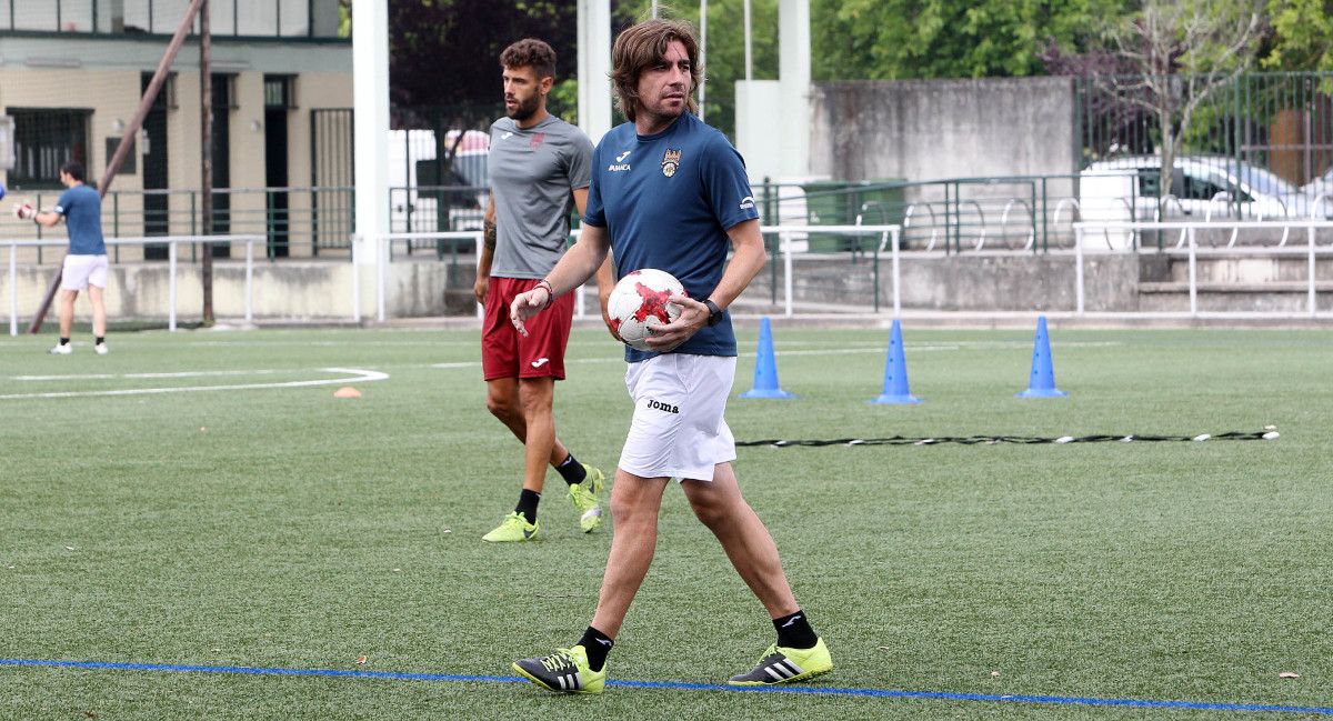 Luismi, nun adestramento do Pontevedra na Xunqueira