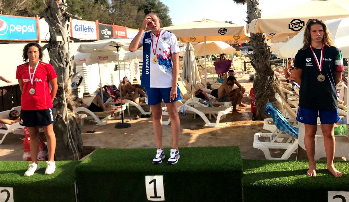 Carla Goyanes (á esquerda) no podio do Europeo junior de natación