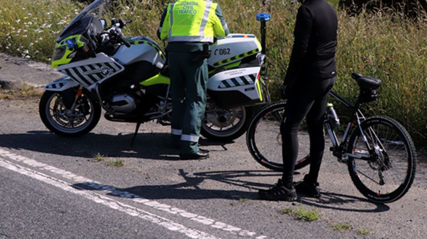 Agentes de la Guardia Civil interceptando a un ciclista
