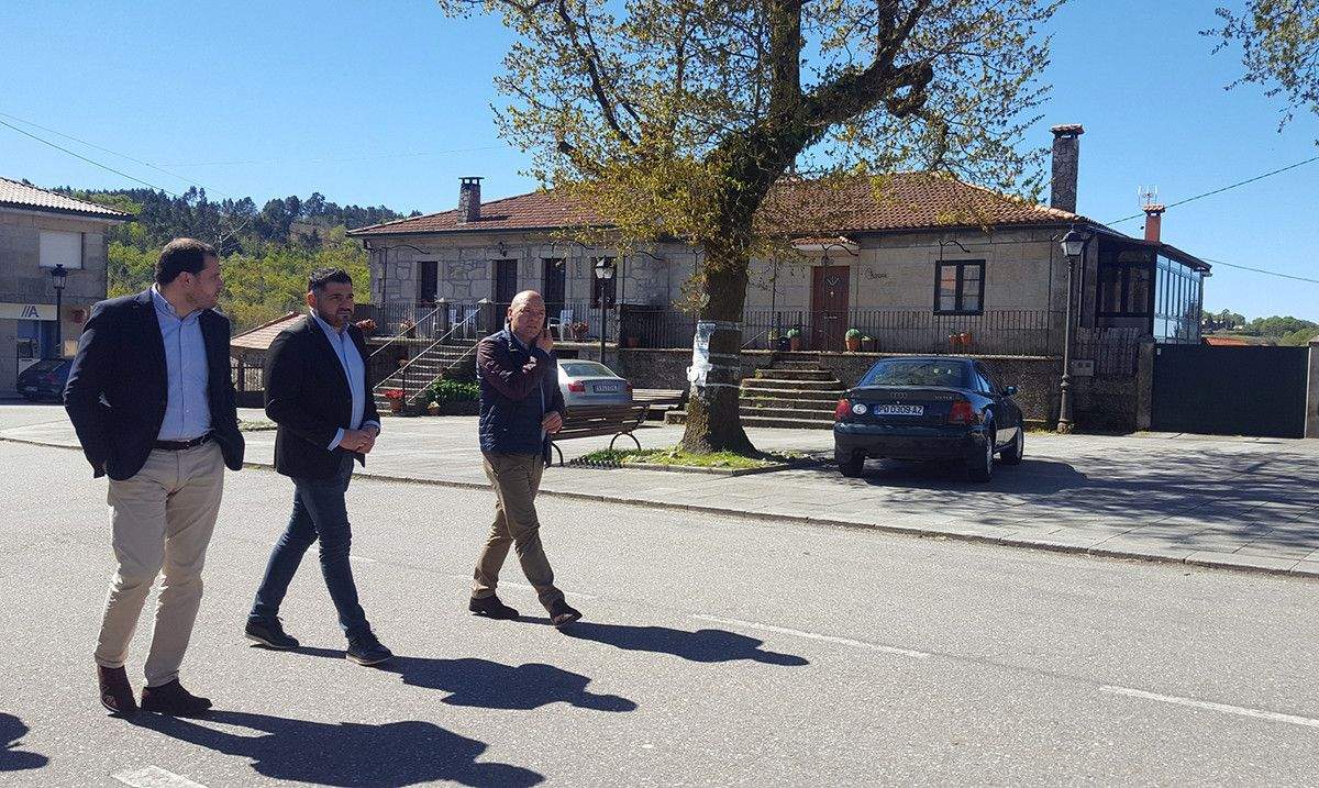 Visita de Uxío Benítez e Jorge Cubela ao núcleo A Chan
