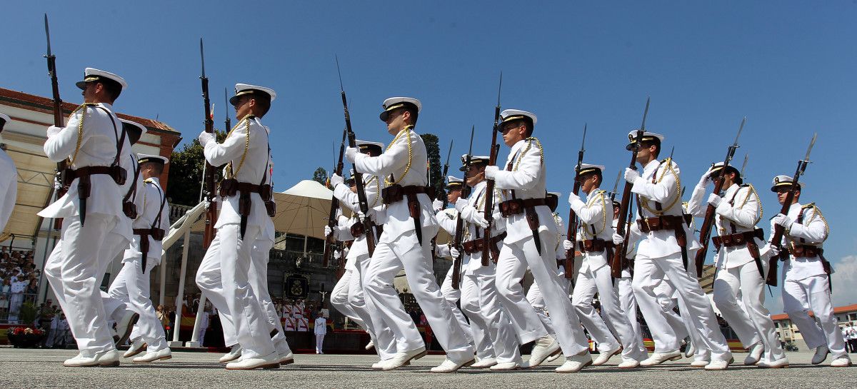 La Escuela Naval Militar de Marín entrega los despachos a los nuevos oficiales