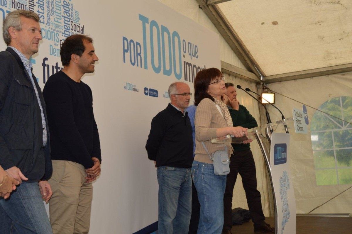 Celeste Nieto e Ángel Moldes nunha xuntanza popular do PP de Poio no Castrove