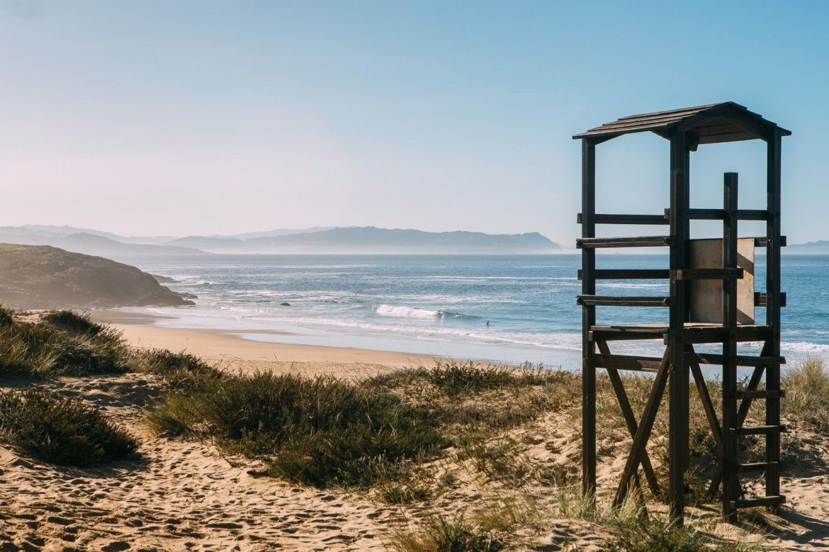 La experiencia 'Galicia Surfing' pone en valor arenales como la Playa de Montalvo en Sanxenxo