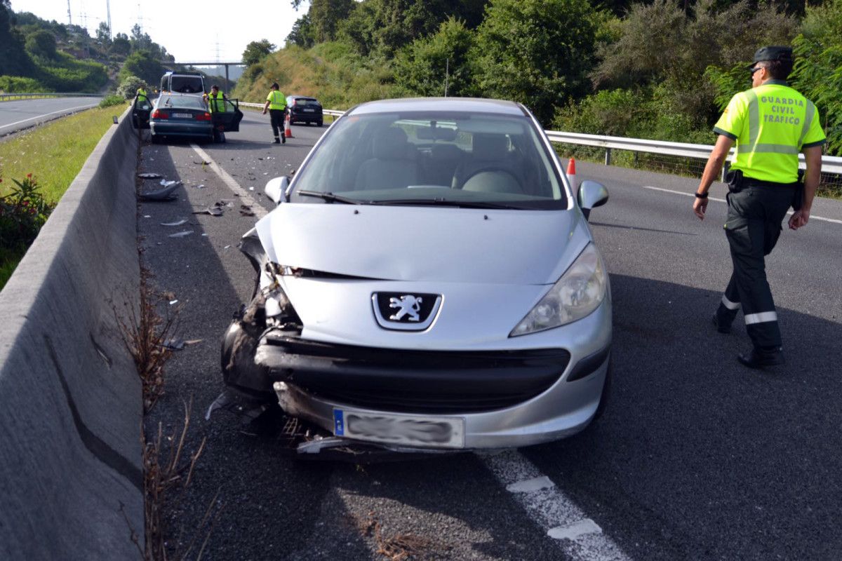 Un condutor kamikaze provoca un accidente en la AP-9 en Vilaboa