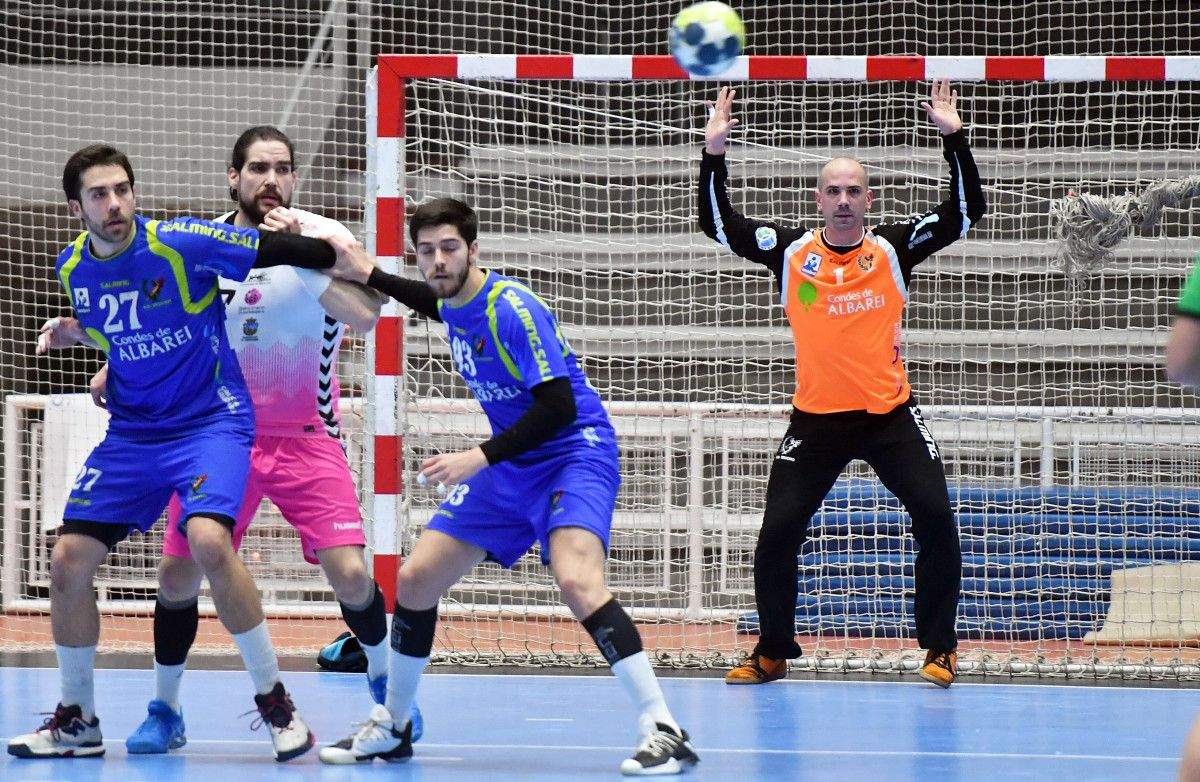 Samuel Pereiro (centro) en un partido con el primer equipo del Teucro