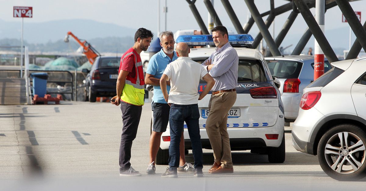 Dispositivo en el puerto de O Grove tras el incendio en un catamarán 