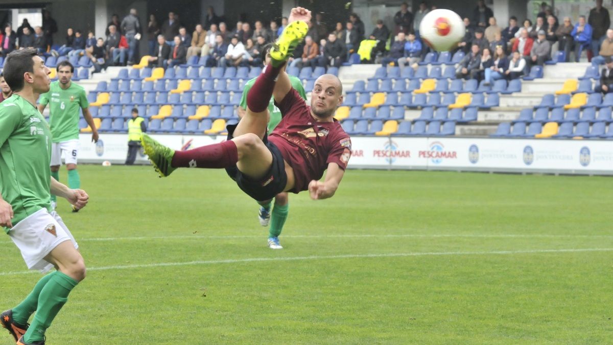 Remate acrobático de Kevin Levis que se vai ao poste no Pontevedra-ÿrdenes