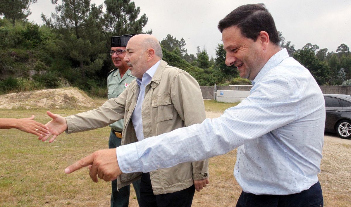 El alcalde de Cuntis (en primer plano) con el delegado del Gobierno en Galicia y el coronel de la Guardia Civil en Pontevedra El alcalde de Cuntis (en primer plano) con el delegado del Gobierno en Galicia y el coronel de la Guardia Civil en Pontevedra