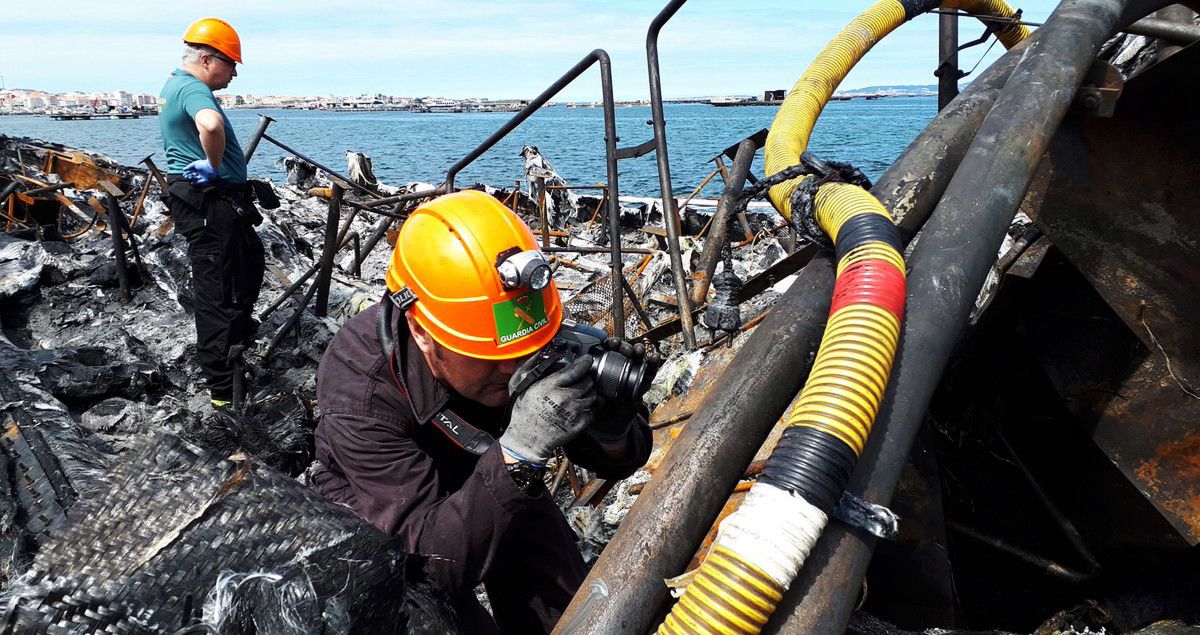O Equipo de Investigación de Incendios da Garda Civil da Coruña examina os restos do catamarán do Grove