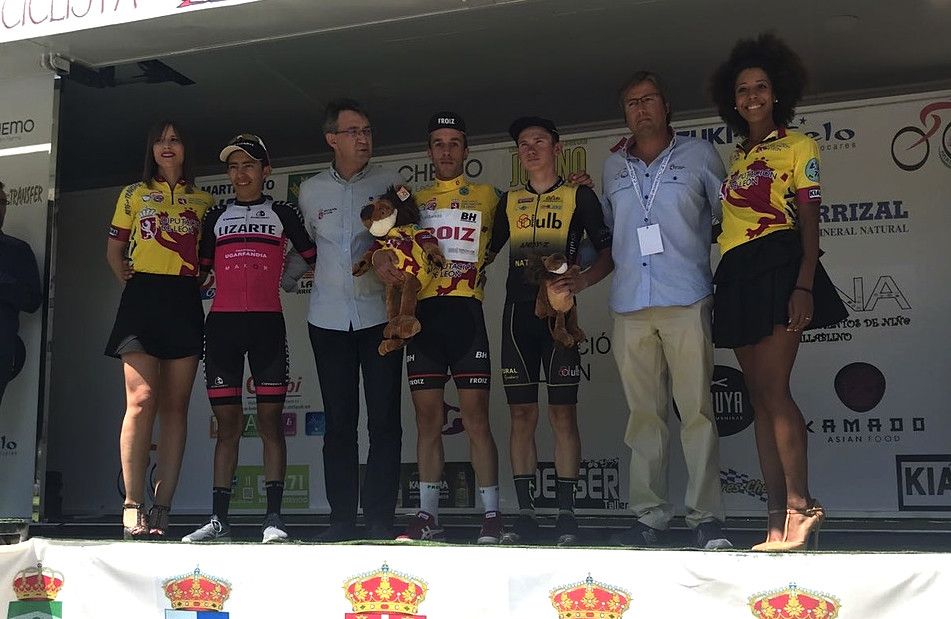 Podio final de la Vuelta a León con Óscar Brea como vencedor