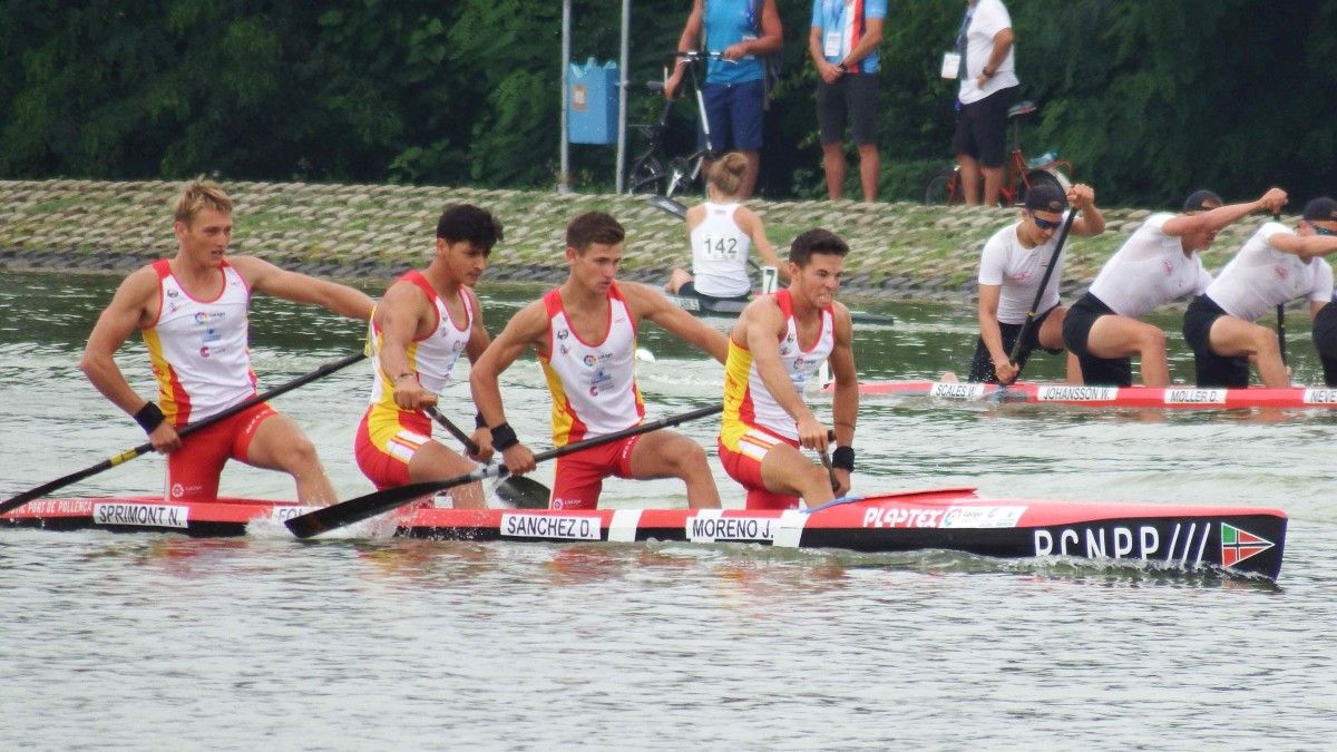 Manuel Fontán (segundo pola esquerda) no Mundial Júnior de Piragüismo