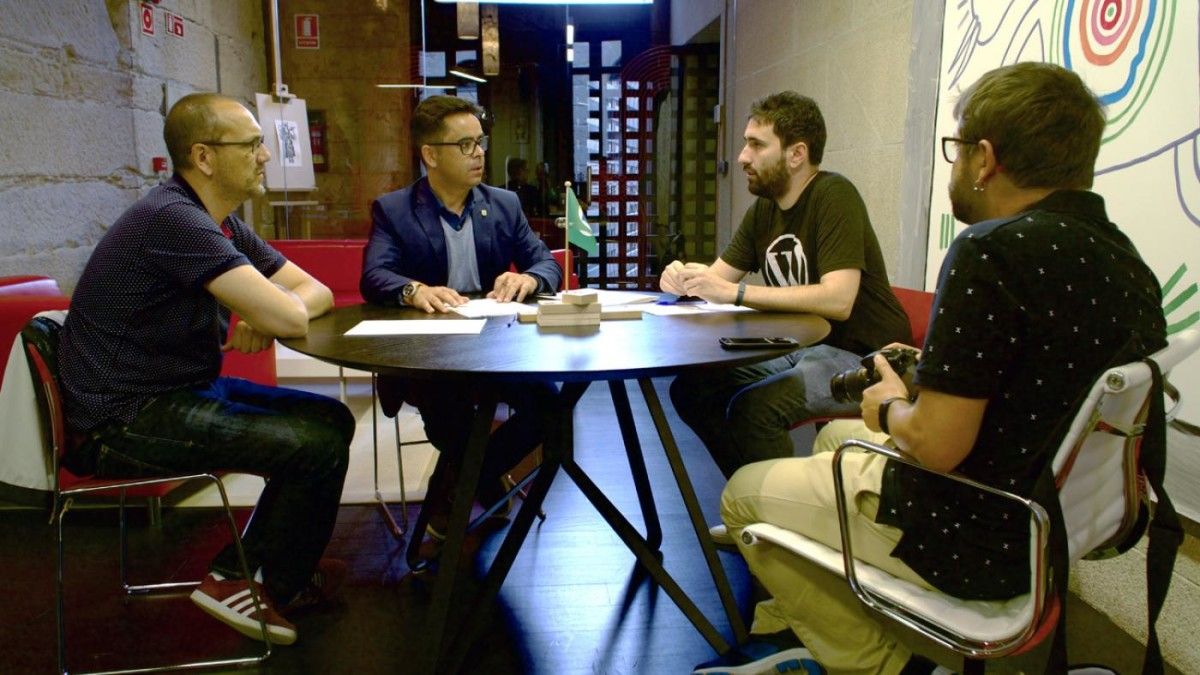 Firma del convenio para la celebración de la primera WordCamp de Galicia