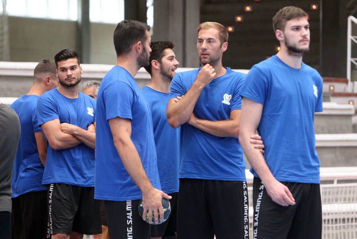 Davor Cutura (centro) entrenando con el Teucro