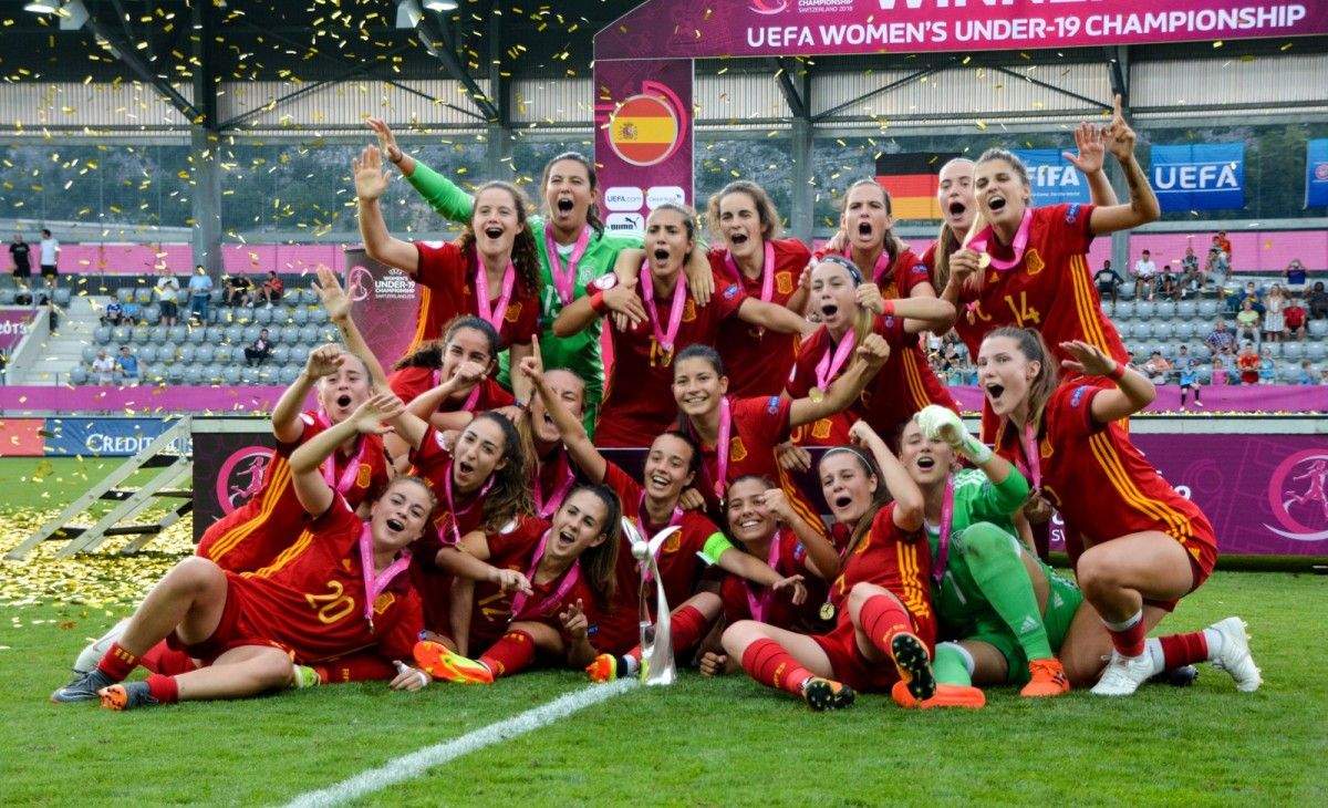La Selección Española Sub-19, con Teresa Abelleira (arriba en el centro), celebra el título europeo