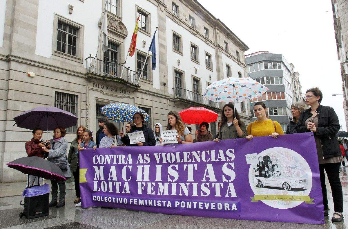 Concentración del Colectivo Feminista de Pontevedra contra la sentencia de Juana Rivas