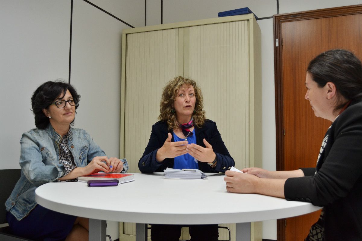 Reunión entre la vicerectora Antonia Blanco y las concejalas Carmen Fouces y Anxos Riveiro