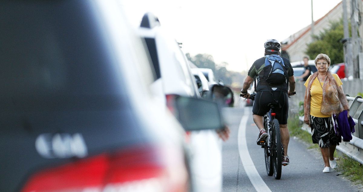 Un ciclista na estrada PO-308