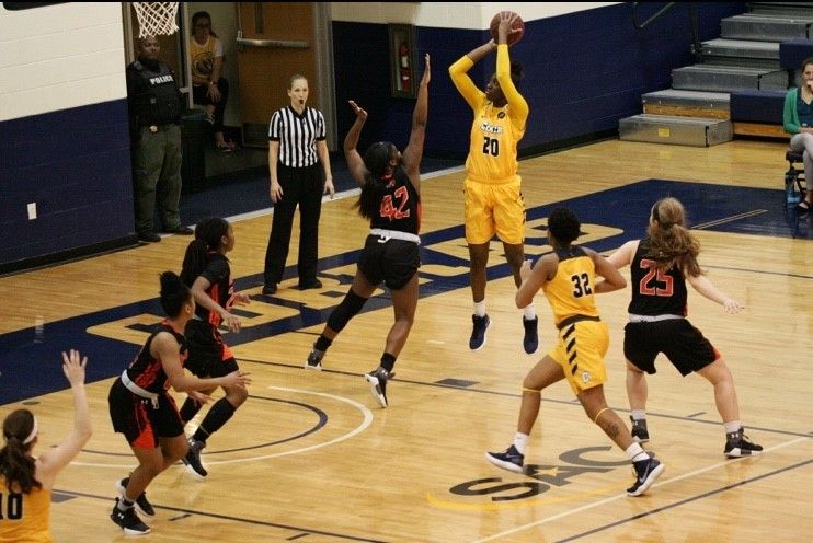 Janea Williams en un partido con el Coker College